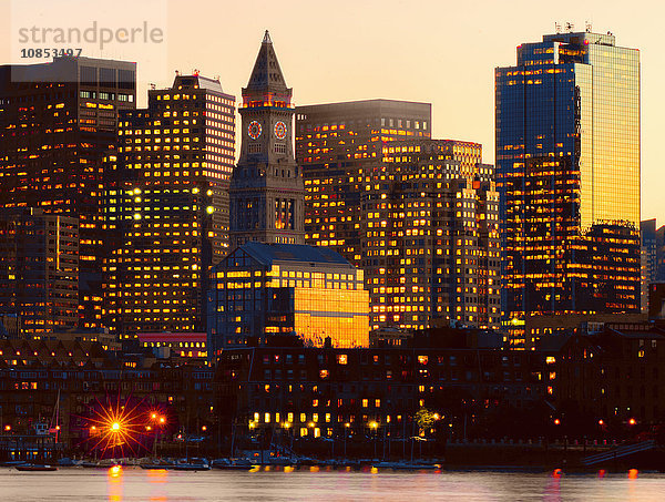 Customs House Clocktower und moderne Skyline von Boston  Boston  Massachusetts  Neuengland  Vereinigte Staaten von Amerika  Nordamerika