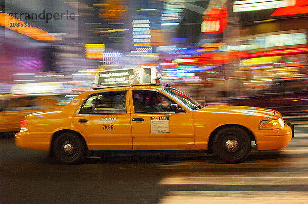 Traditionelles gelbes Taxi bei Nacht  New York City  Vereinigte Staaten von Amerika  Nordamerika
