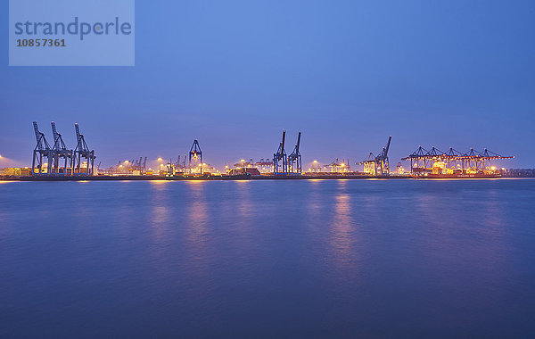 Hamburger Hafen bei Nacht  Hamburg  Deutschland  Europa