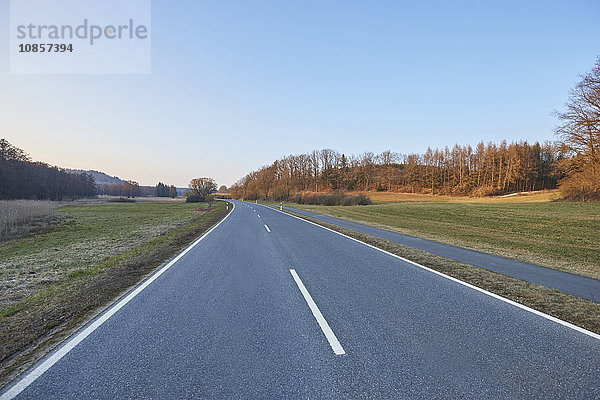 Landstraße  Oberpfalz  Bayern  Deutschland  Europa