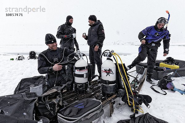 Taucher in Vorbereitung  nahe Tasiilaq  Grönland  Europa