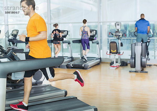 Mann auf dem Laufband im Fitnessstudio