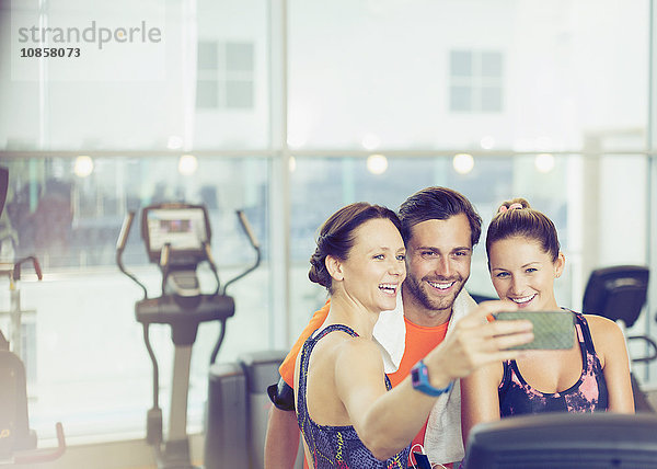 Lächelnde Freunde  die Selfie im Fitnessstudio nehmen