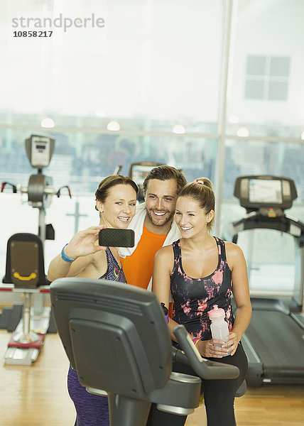 Freunde  die Selfie im Fitnessstudio nehmen