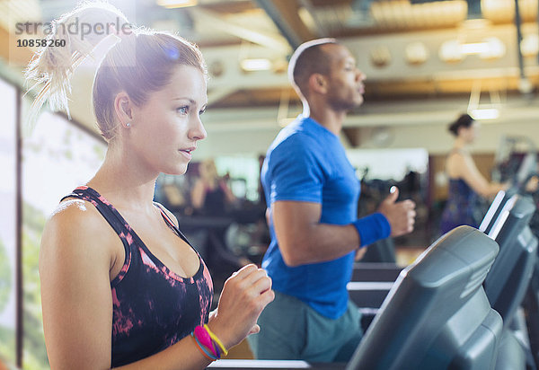 Fokussierte Frau auf dem Laufband im Fitnessstudio