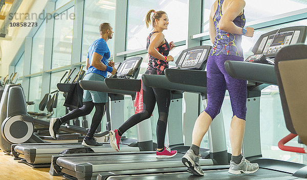 Mann und Frau auf dem Laufband im Fitnessstudio