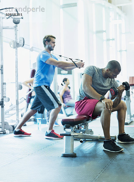 Männer trainieren im Fitnessstudio