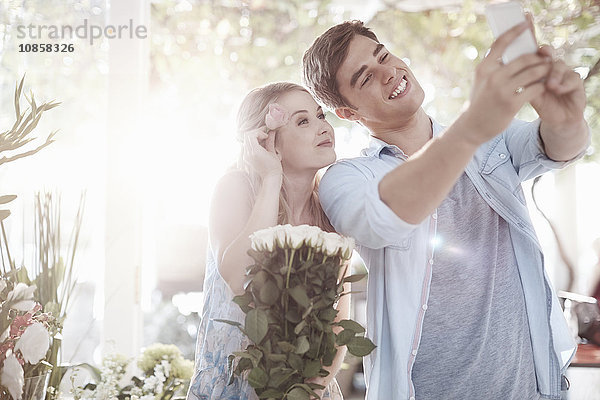 Paar nimmt Selfie im Blumengeschäft mit