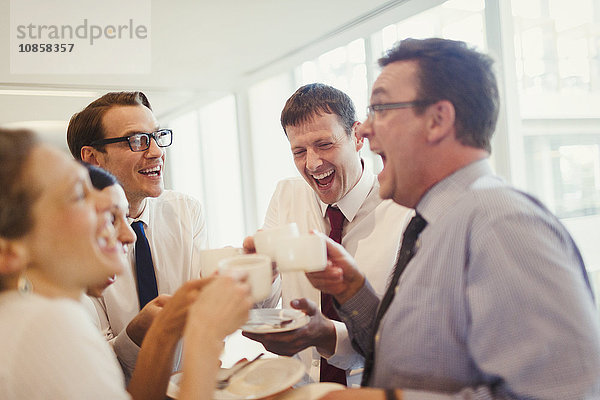 Geschäftsleute lachen und trinken Kaffee im Büro