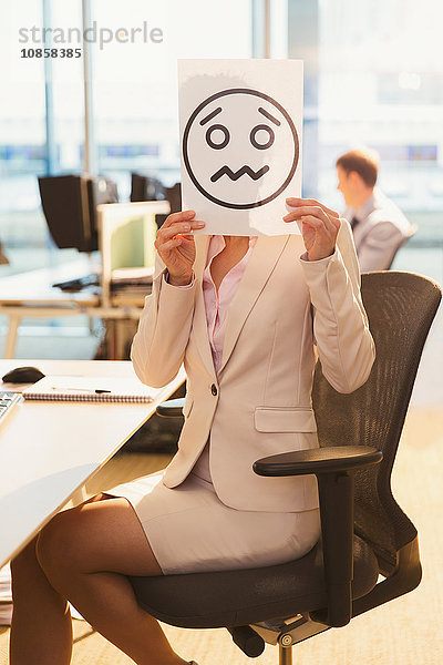 Porträt einer Geschäftsfrau mit Stirnrunzeln und Gesichtsausdruck über dem Gesicht im Büro