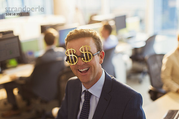 Portrait lächelnder Geschäftsmann mit Dollarzeichen-Sonnenbrille im Büro