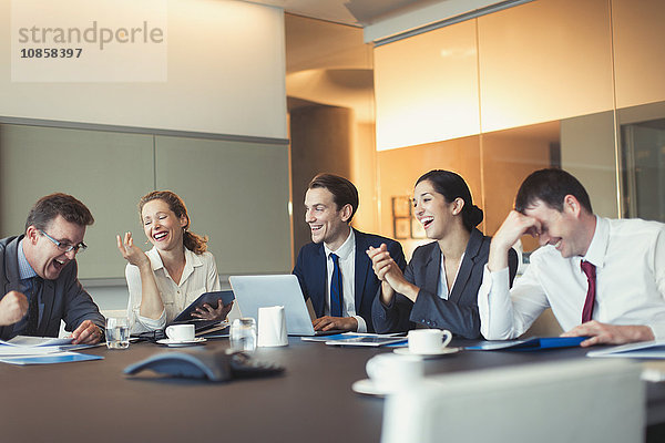 Geschäftsleute lachen im Konferenzraum Meeting