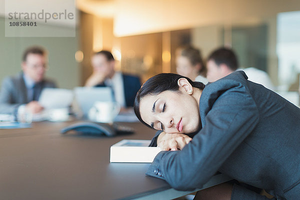 Geschäftsfrau schläft in Konferenzraumbesprechung