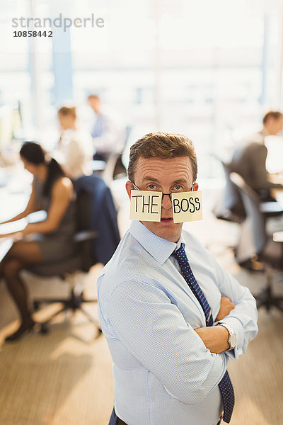Porträt eines selbstbewussten Geschäftsmannes mit The Boss -Brille im Büro