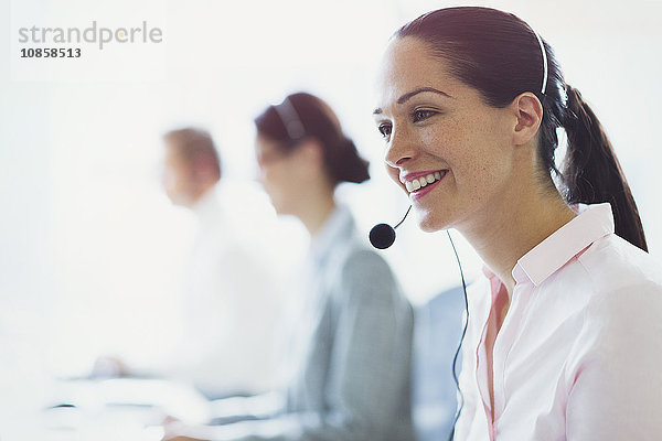 Lächelnde Geschäftsfrau am Telefon mit Headset