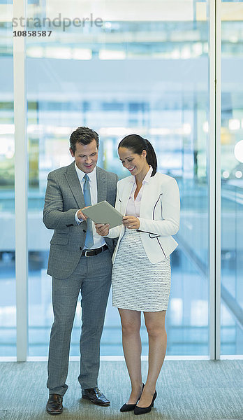 Geschäftsmann und Geschäftsfrau mit digitalem Tablett im Büro