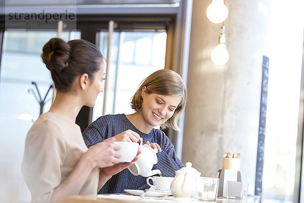 Frauen trinken Tee im Café