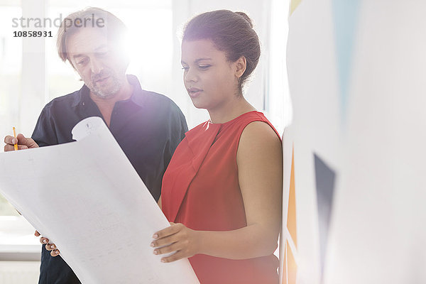 Architekten diskutieren Entwürfe im Büro