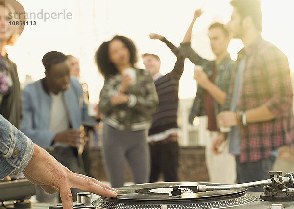 DJ-Drehscheibe auf der Dachparty