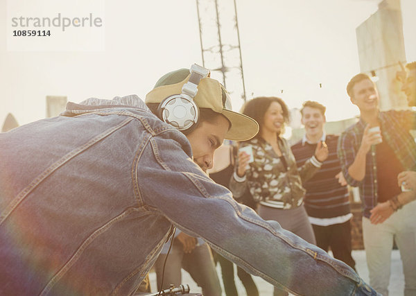 DJ mit Kopfhörer auf der Dachparty