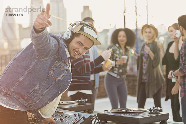 Portrait begeisterter DJ mit Gesten auf der Dachparty