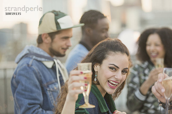 Portrait begeisterte junge Frau trinkt Champagner auf der Party