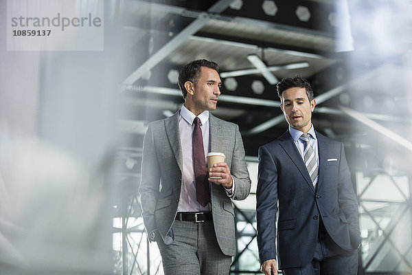 Corporate Geschäftsleute zu Fuß mit Kaffee