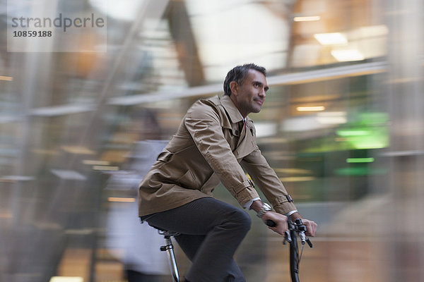 Geschäftsmann auf dem Fahrrad