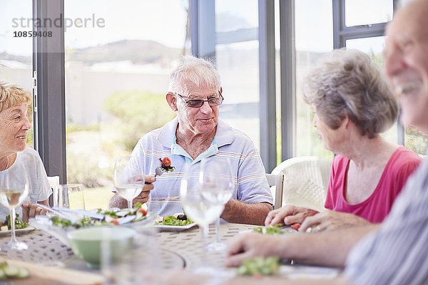 Seniorenpaare beim Mittagessen auf der Terrasse