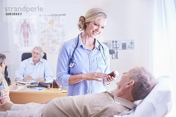 Arzt bespricht verschreibungspflichtige Medikamente für Senioren