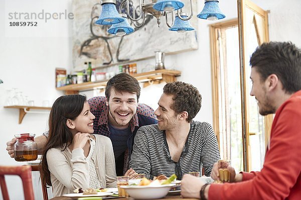 Vier Freunde beim Frühstück