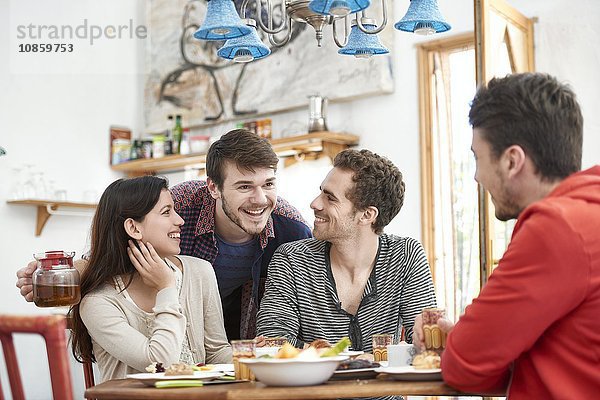 Vier Freunde beim Frühstück