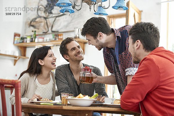 Vier Freunde beim Frühstück