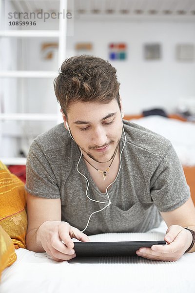 Junger Mann mit Tablet