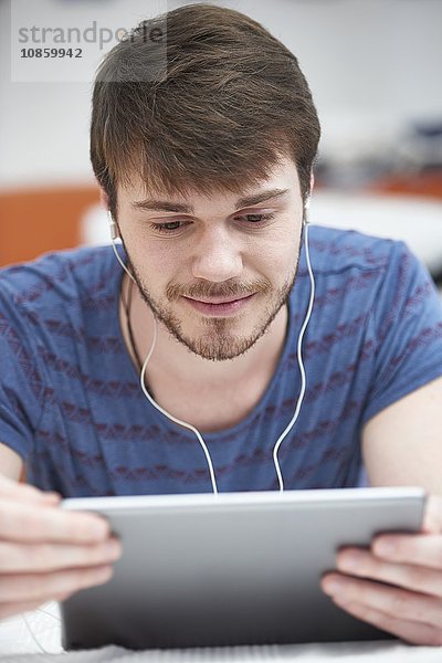 Junger Mann mit Tablet