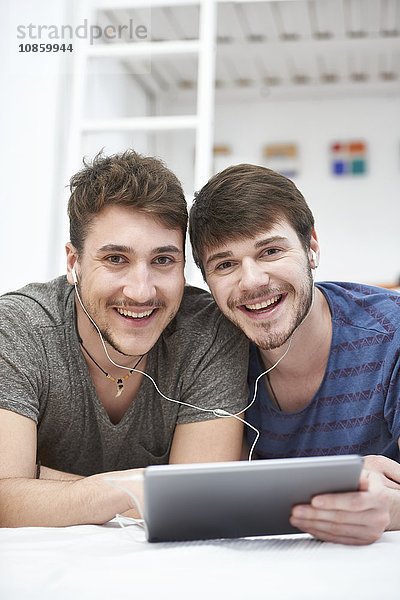 Homosexuelles Paar mit einem Tablet
