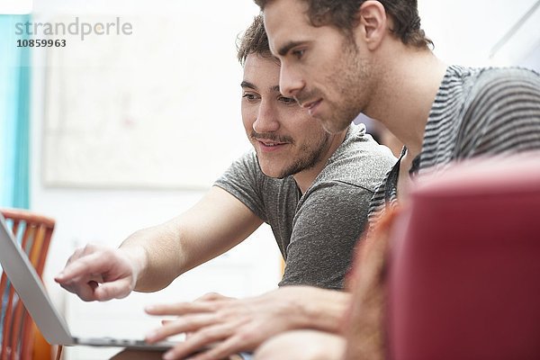 Zwei Männer mit Laptop