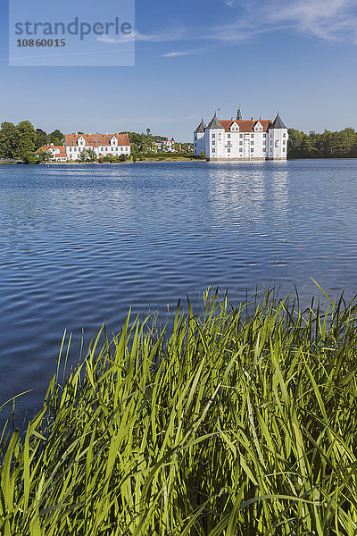 Wasserschloss mit Schlossteich  Glücksburg  Schleswig-Holstein  Deutschland  Europa