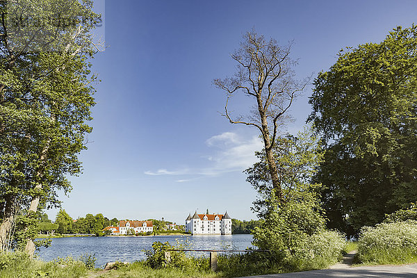 Wasserschloss mit Schlossteich  Glücksburg  Schleswig-Holstein  Deutschland  Europa