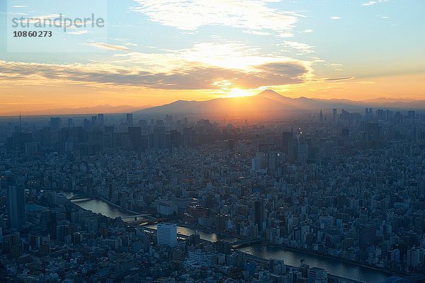 Erhöhte Ansicht des Stadtbildes mit Sonnenuntergang über dem Berg Fuji  Tokio  Japan