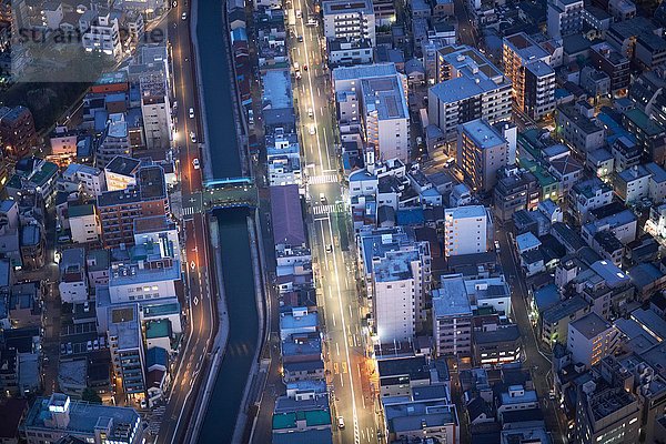 Draufsicht auf Stadt und Autobahnen bei Nacht  Tokio  Japan