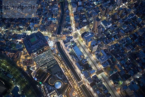 Draufsicht auf Wolkenkratzer und Autobahnen bei Nacht  Tokio  Japan