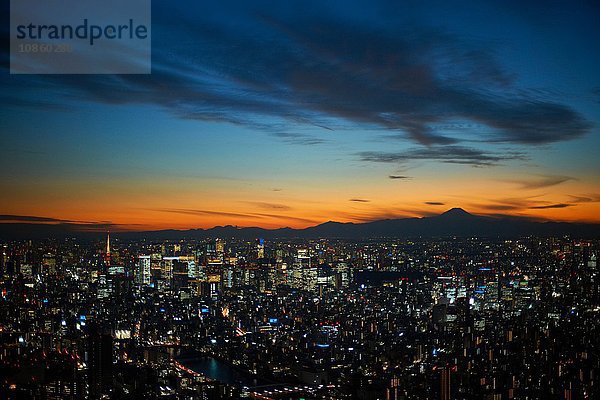 Erhöhte Ansicht des Stadtbilds mit Sonnenuntergang über dem silhouettierten Berg Fuji  Tokio  Japan