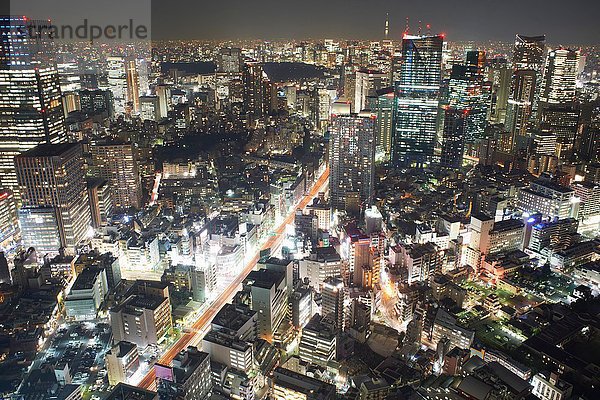 Stadtbildansicht mit Wolkenkratzern und Stadtlichtern bei Nacht  Tokio  Japan