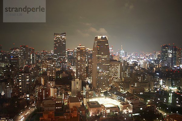 Stadtbildansicht mit Wolkenkratzern bei Nacht  Tokio  Japan