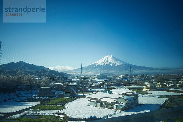 Erhöhte Ansicht der Winterlandschaft und des schneebedeckten Berges Fuji  Tokio  Japan