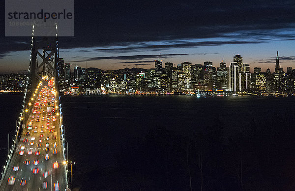 Oakland Bay Bridge und Skyline  San Francisco  Kalifornien  USA  Amerika
