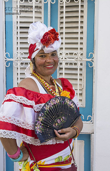Frau im traditionellen Kleid  Havanna  Kuba  USA