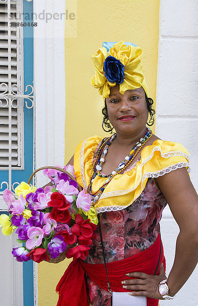 Frau im traditionellen Kleid  Havanna  Kuba  USA