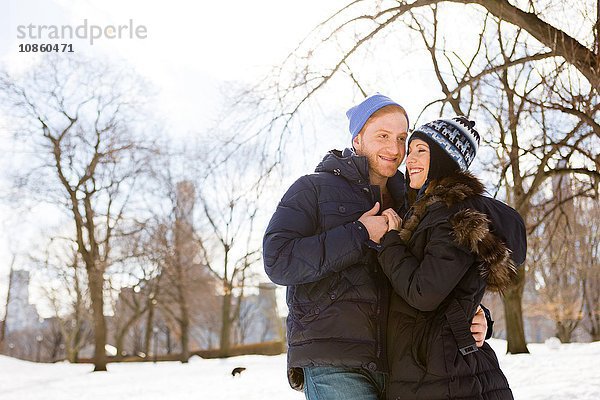 Romantisches junges Paar im verschneiten Central Park  New York  USA